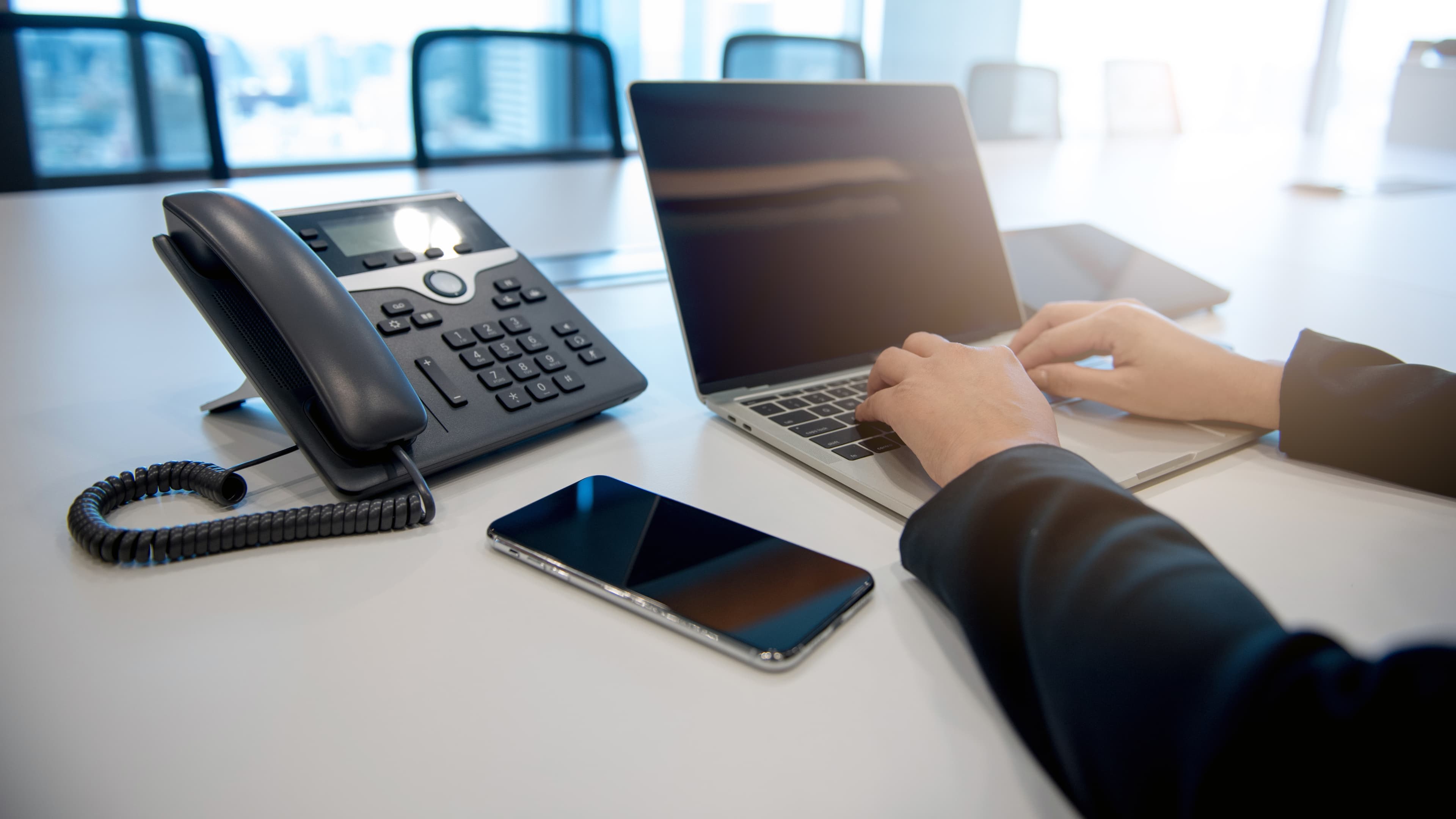 Téléphone fixe et ordinateurs — fournitures télécom & IT