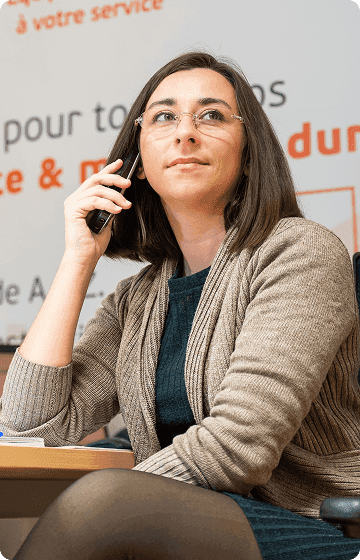 Conseillère OPTEAM+ LOC au téléphone, partageant la proposition de location