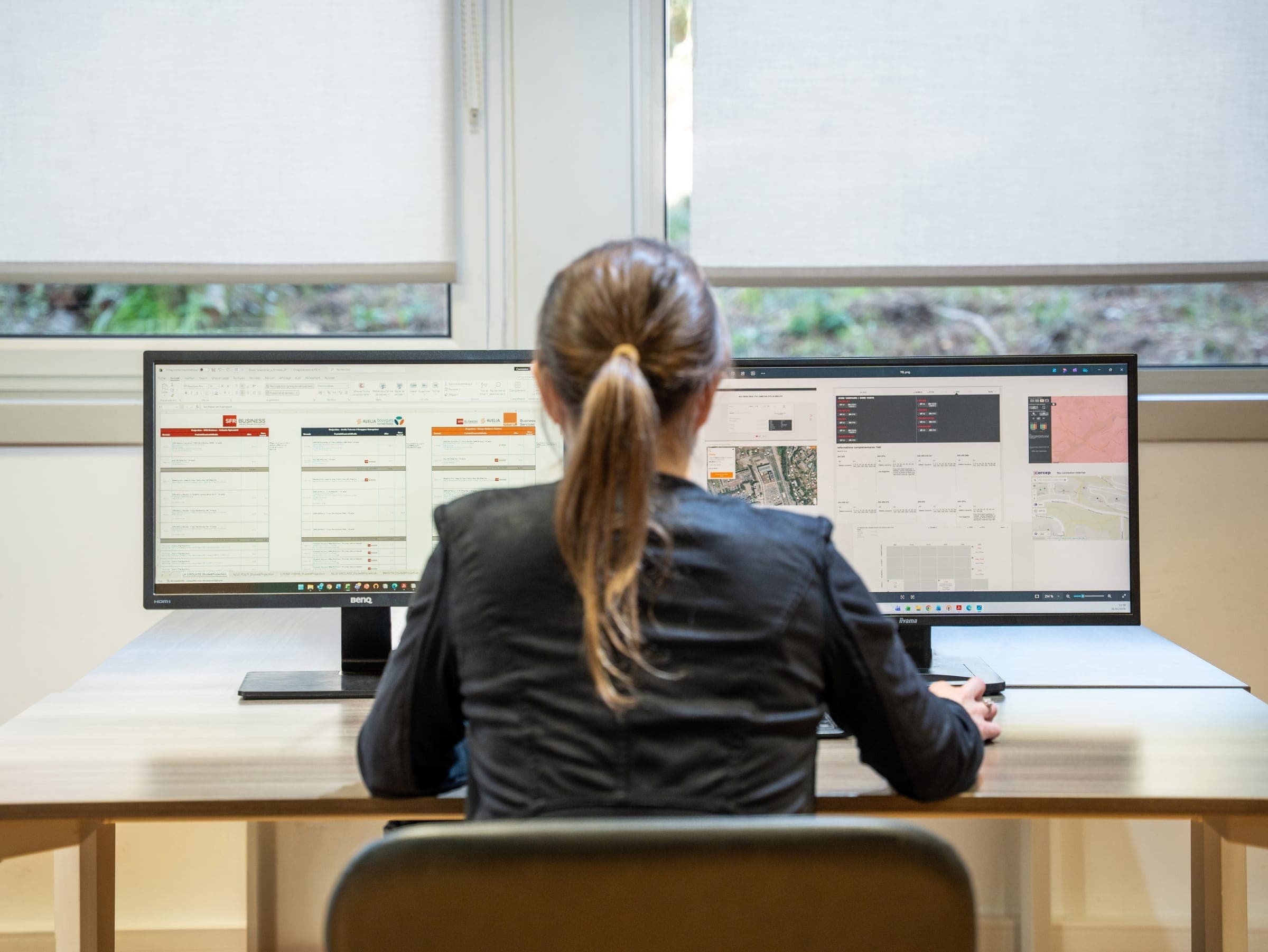 Adhérent travaillant sur son poste — traitement des demandes administratives