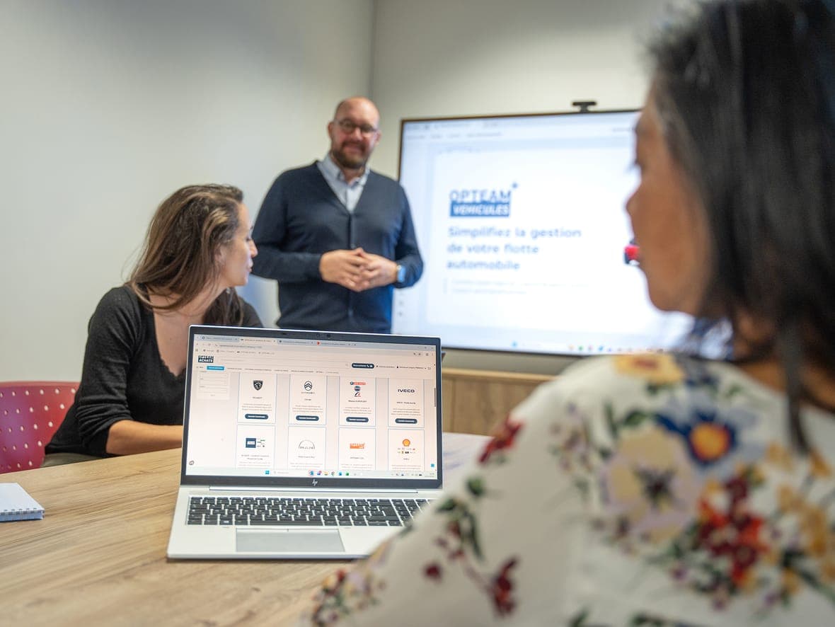 Consultant OPTEAM présentant la plateforme en réunion