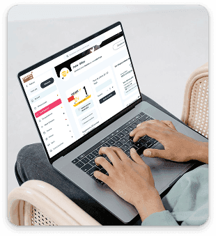 Salarié naviguant sur le catalogue depuis son ordinateur